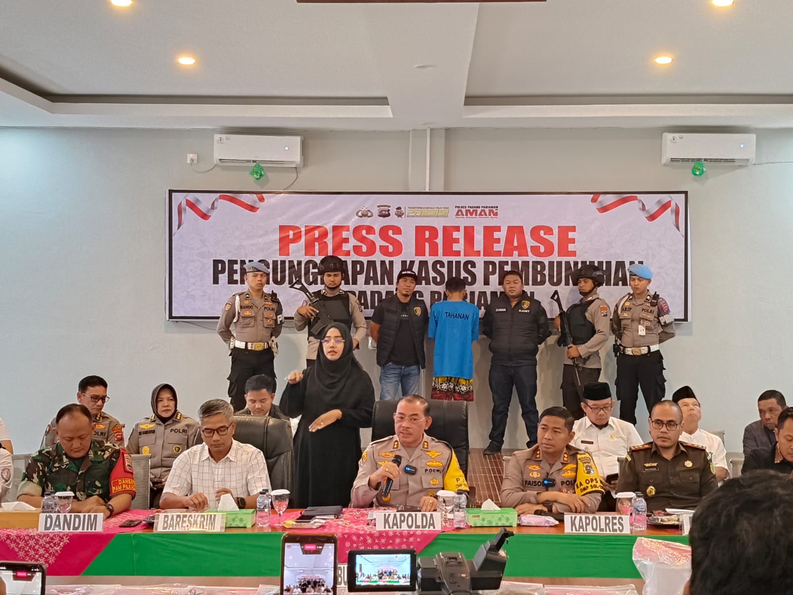 Kapolda Sumbar Pimpin Konferensi Pers Pengungkapan Kasus Pembunuhan dan Pemerkosaan di Padang Pariaman 