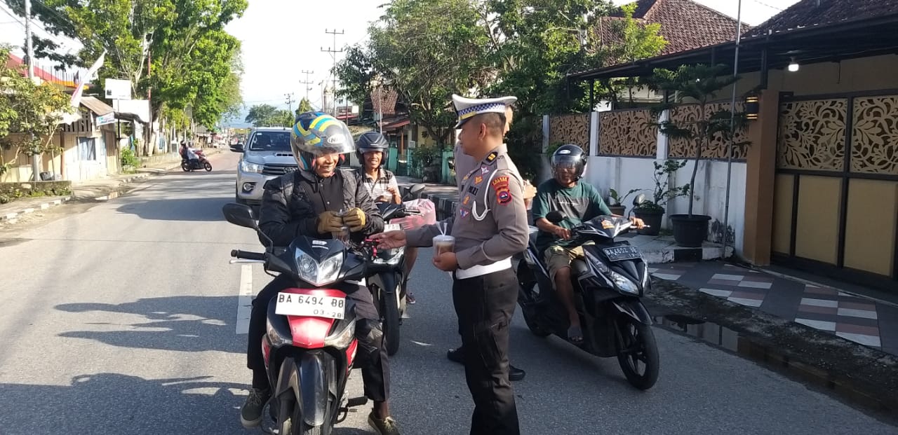 Hari Pertama Ramadhan, Kabag Ops Kompol Sugianto dan Personel Polres Solok Kota Bagikan Takjil Gratis 