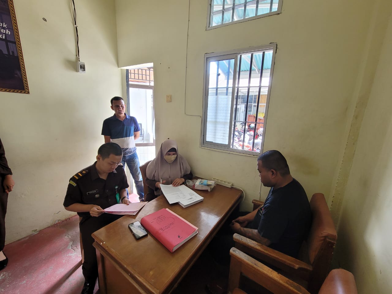 Satres Narkoba Polres Solok Kota Serahkan Dua Tersangka dan Barang Bukti Kasus Narkotika ke Kejaksaan Negeri Solok