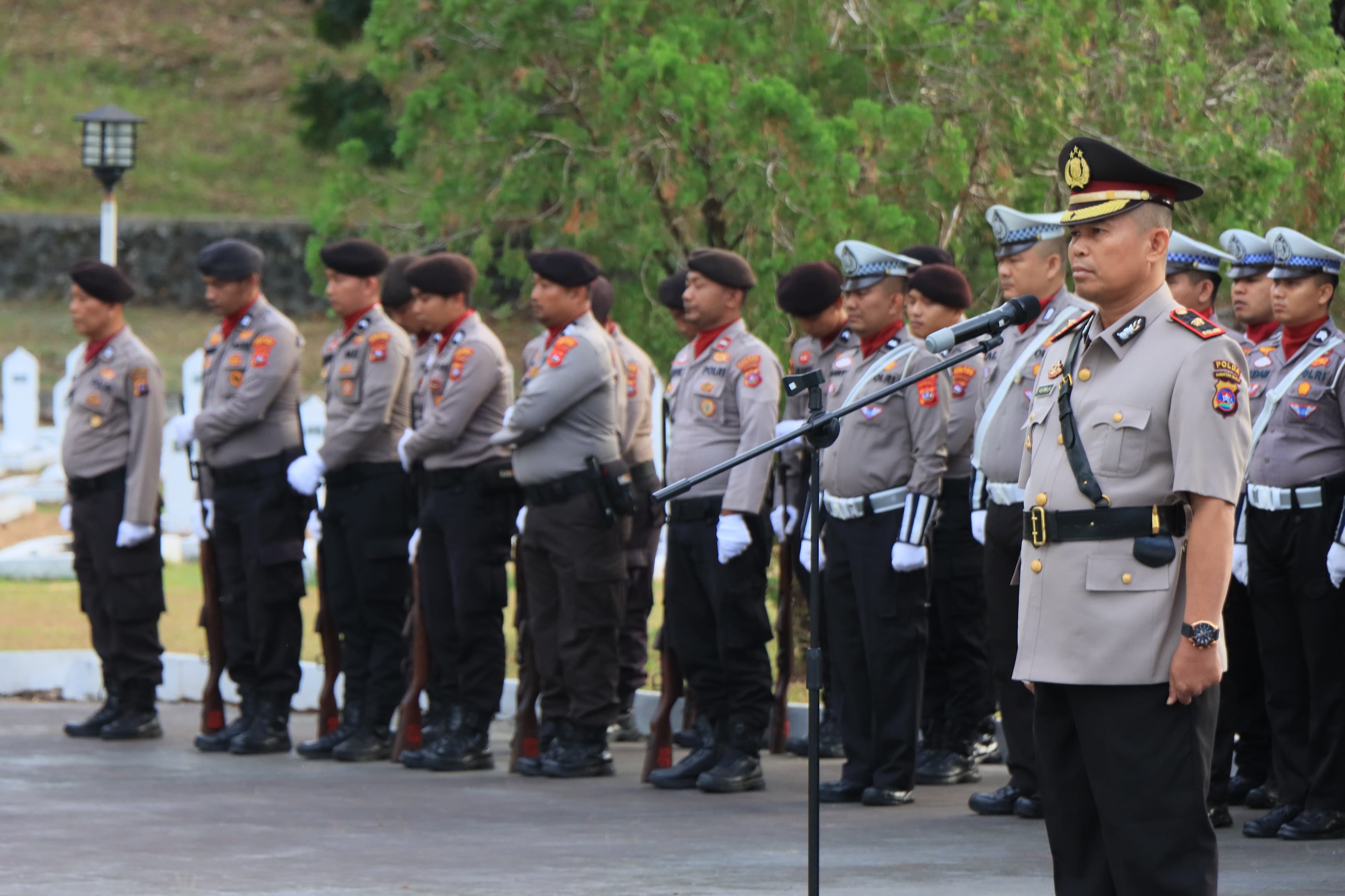 Waka Polres Solok Kota Kompol Aliman Pimpin Upacara Ziarah dan Tabur Bunga di TMP Mutiara Bangsa